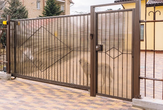 Купить ворота из профлиста с элементами ковки, с металлическими столбами в рамке или под дерево в Кунгуре от 156480 руб
