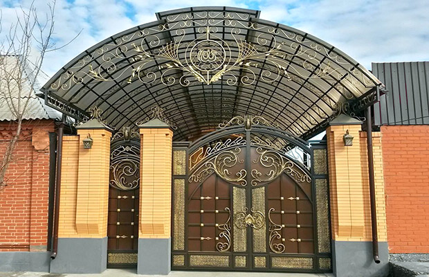 Купить или заказать ворота для дома с навесом - стильные и надежные решения для вашего участка в Кунгуре от 42407 руб | ВоротМастер-Кнг